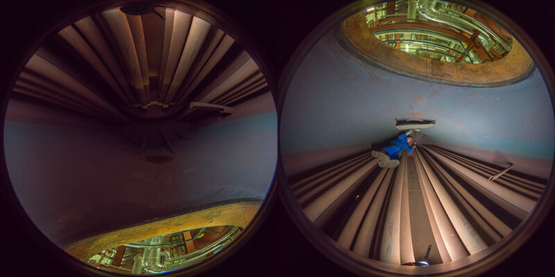 Die Aufnahme einer 360°-Kamera zeigt einen Techniker im Inneren eines Heizkessels.